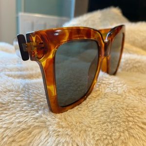 QUAY sunglasses - tortoise- great condition!
